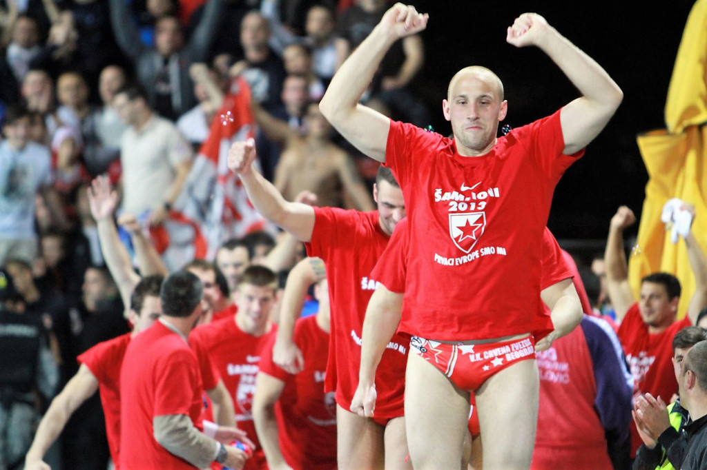 Crvena zvezda je dobila u beogradskom finalu 2013. godine Jug, te slavi njezin kapetan Andrija Prlainović