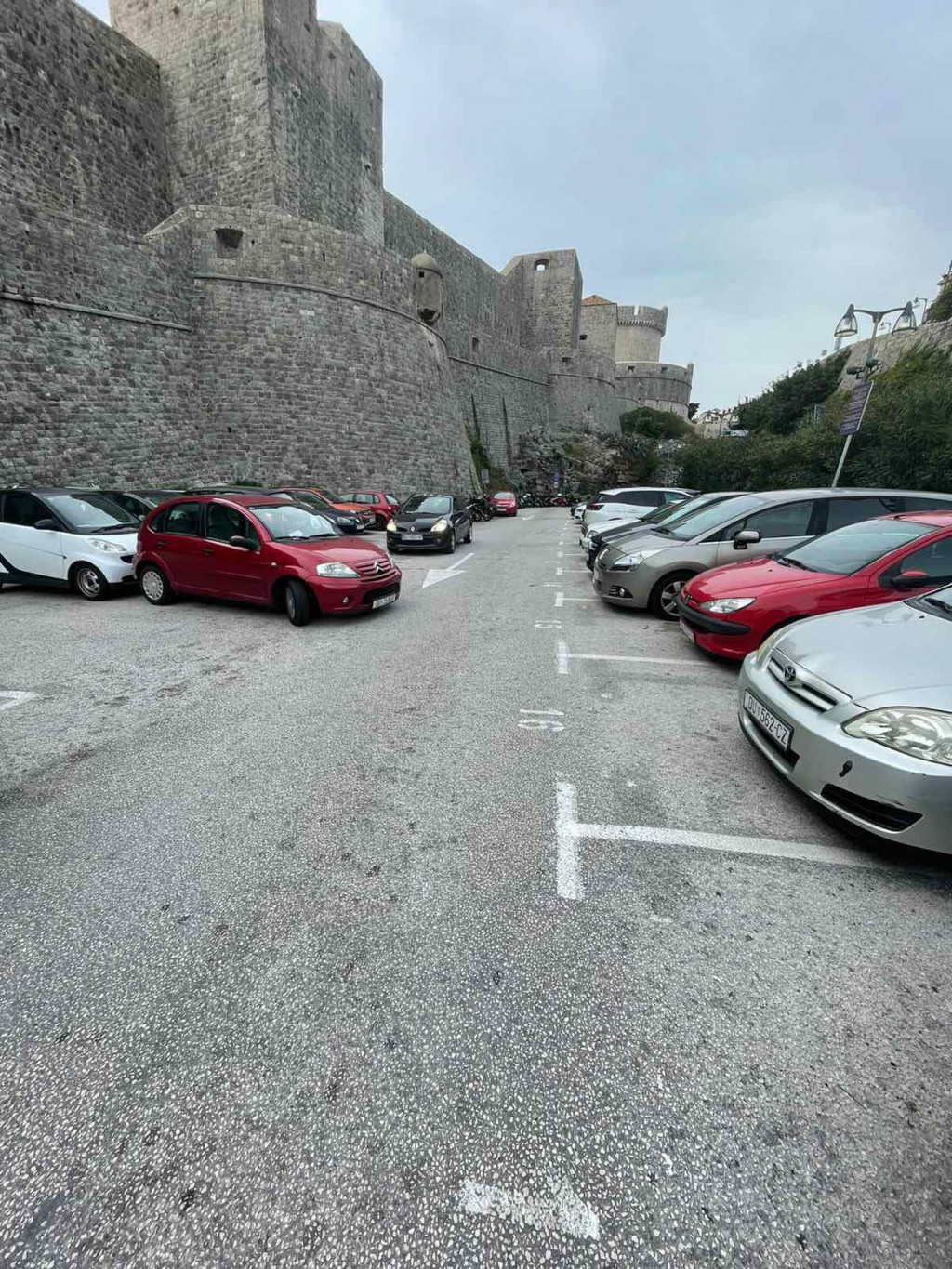 Nedostatak parkinga oko Grada, posebice na Buži, često dovodi do neugodnih situacija