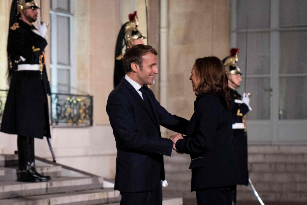 France&amp;#39;s President Emmanuel Macron (L) welcomes US Vice President Kamala Harris prior to a meeting at the Elysee Palace in Paris on November 10, 2021. - US Vice President Kamala Harris meets with French President Emmanuel Macron on November 10 in a further effort to mend relations with Paris after a crisis sparked by a cancelled submarines contract. (Photo by )