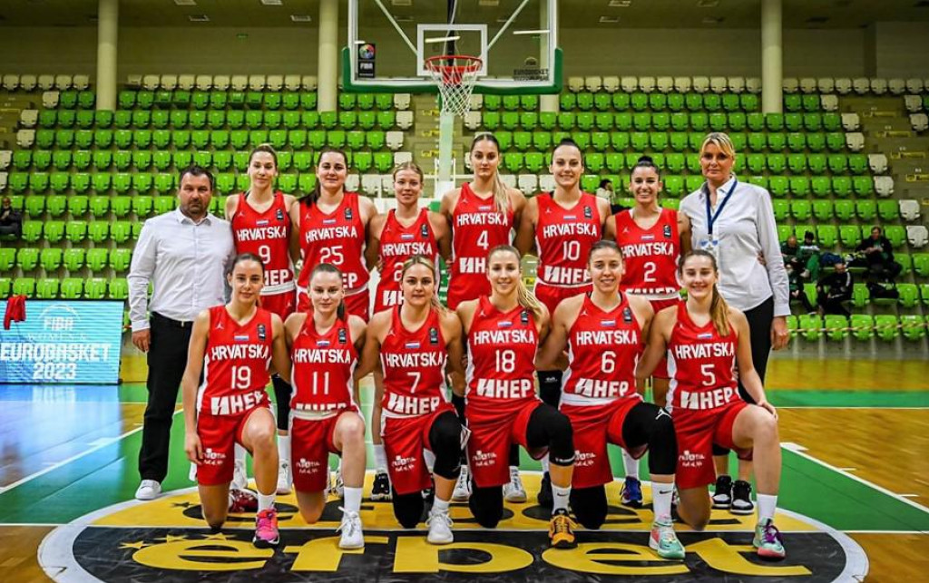 Hrvatska ženska seniorska košarkaška reprezentacija uoči utakmice u Bugarskoj (Carmen Miloglav, treća u donjem redu, s lijeva, u dresu s brojem 7)