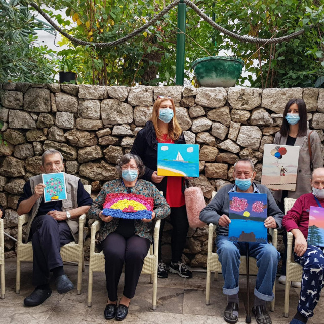 Korisnike Doma za starije osobe Dubrovnik razveselili brojni umjetnički radovi učenika
