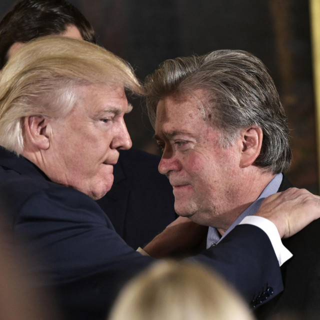 Trump i Bannon u prijateljskom zagrljaju 