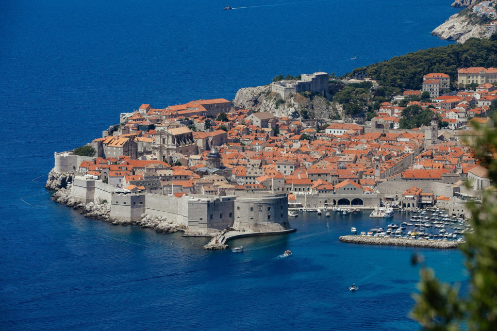 Dubrovnik, 210721.&lt;br /&gt;
Panoramski pogled na Dubrovnik s brda Srdj.&lt;br /&gt;