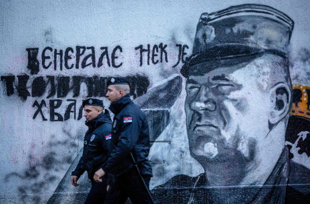 Policajci prolaze pored murala koji prikazuje Ratka Mladića u Beogradu