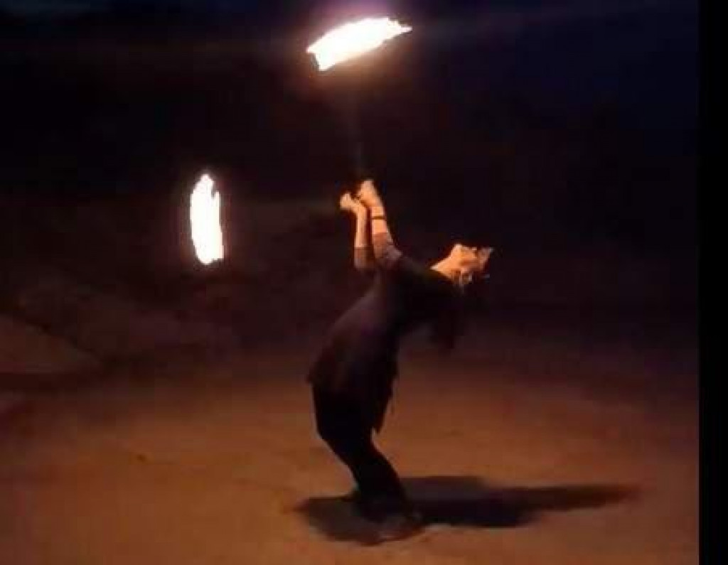 Žonglerica s vatrom na Dančama