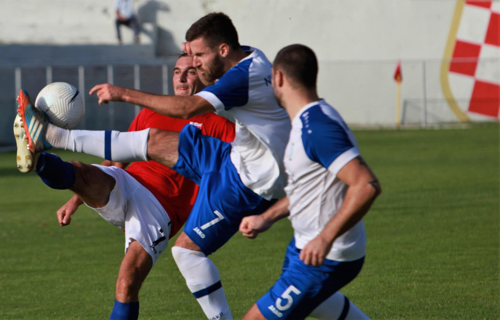 Jadran Smokvica (bijelo plavi) na startu sezone 2021./22. bio je gost Slavena na Gnjilama