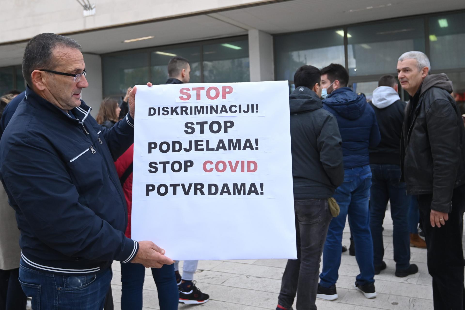 Slobodna Dalmacija - Ispred FESB-a okupilo se nešto studenata koji se  protive Covid potvrdama, dijele letke protiv testiranja, pričaju o  segregaciji, Hitleru i Jugoslaviji