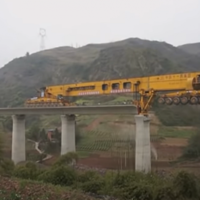 Kineski stroj za gradnju mostova Iron Monster