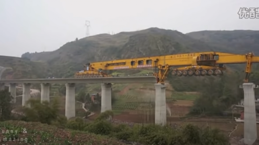 Kineski stroj za gradnju mostova Iron Monster