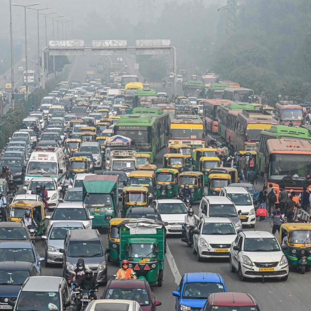 Užurban promet u Delhiju