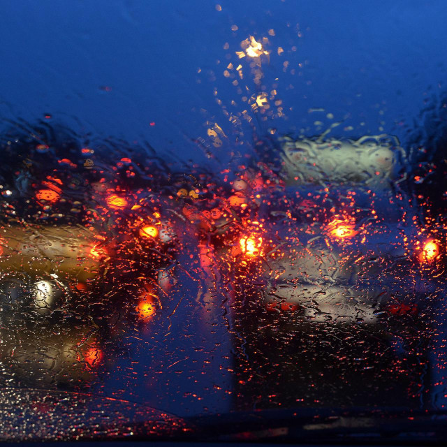 Jedan od najčešćih uzroka vlage u automobilu je što vam možda prozori i vrata dobro ne brtve, a zbog toga će vlaga ući u kabinu i bit će potrebni popravci
