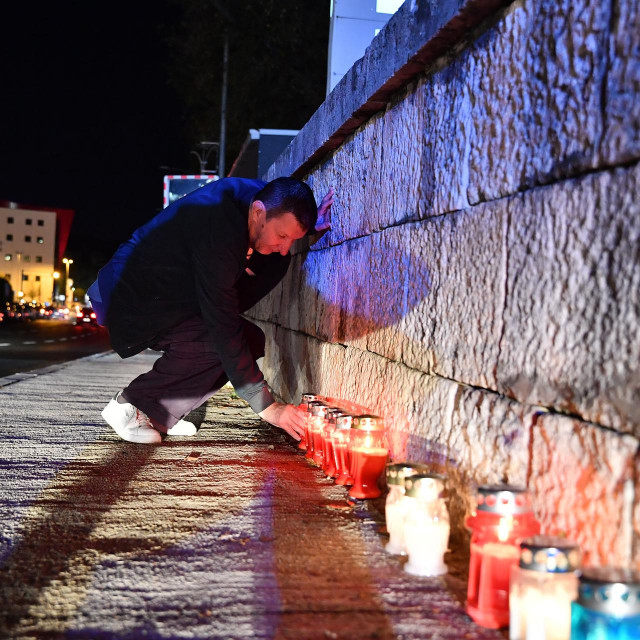 Paljenjem svijeća ispred crkve sv. Vlaha i u Vukovarskoj ulici odana počast žrtvi Vukovara