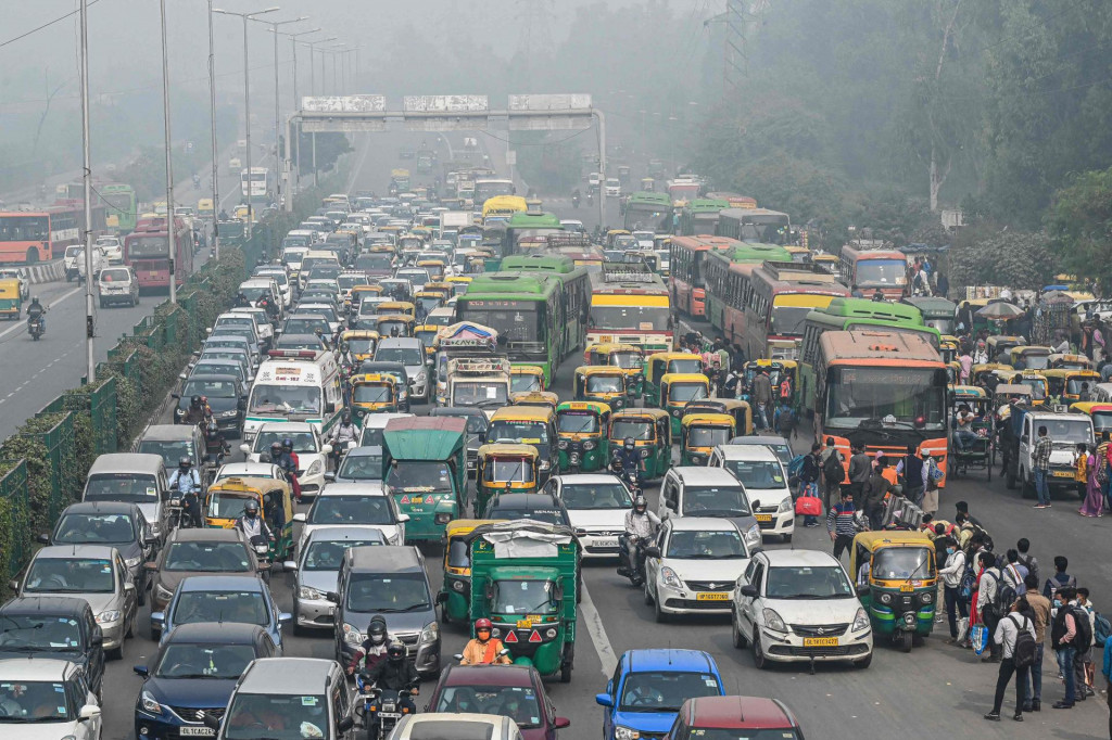 Užurban promet u Delhiju