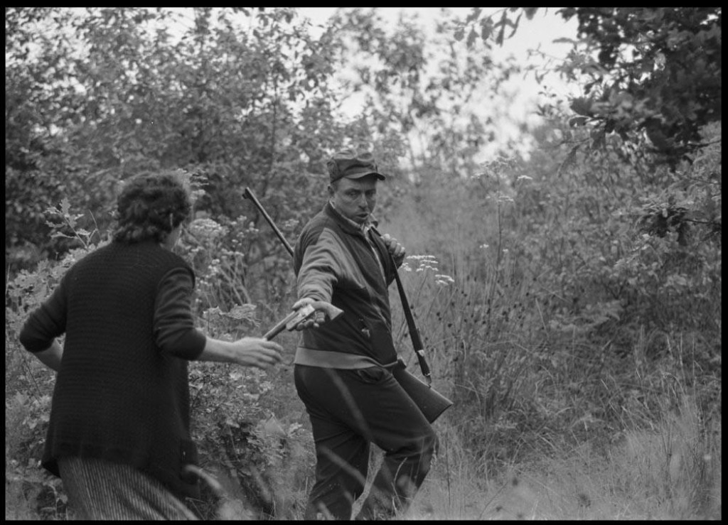Okolica Gline 1991. godine: Muž i žena izbjeglice iz Gline bježe kroz šumu