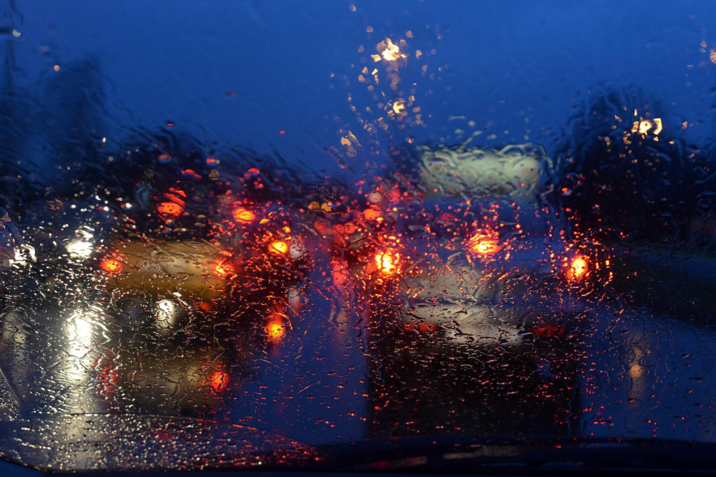 Jedan od najčešćih uzroka vlage u automobilu je što vam možda prozori i vrata dobro ne brtve, a zbog toga će vlaga ući u kabinu i bit će potrebni popravci