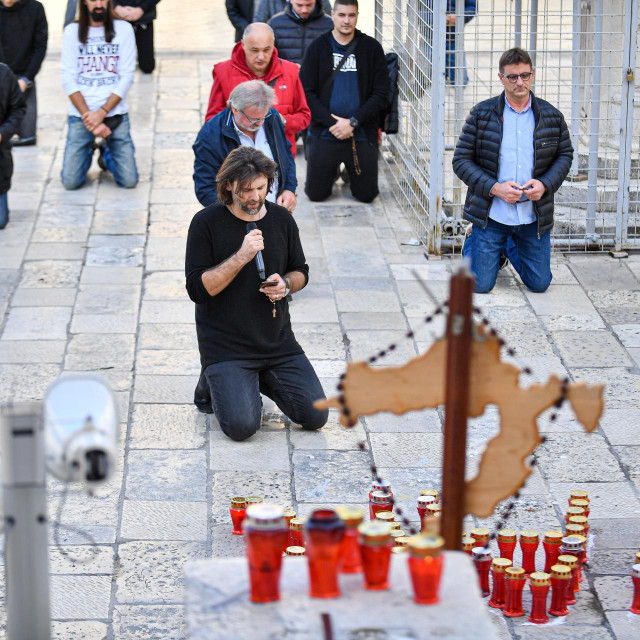 Za Dan sjećanja na žrtvu Vukovara muškarci u Dubrovniku okupili su se u molitvi s krunicom u ruci