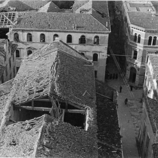Oštećenje krova, srednjeg i južnog broda crkve sv. Stošije; stanje prije popravka u proljeće i ljeto 1946.