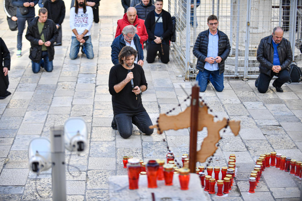 Za Dan sjećanja na žrtvu Vukovara muškarci u Dubrovniku okupili su se u molitvi s krunicom u ruci