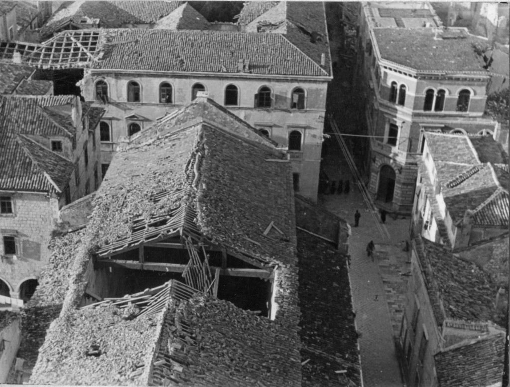 Oštećenje krova, srednjeg i južnog broda crkve sv. Stošije; stanje prije popravka u proljeće i ljeto 1946.