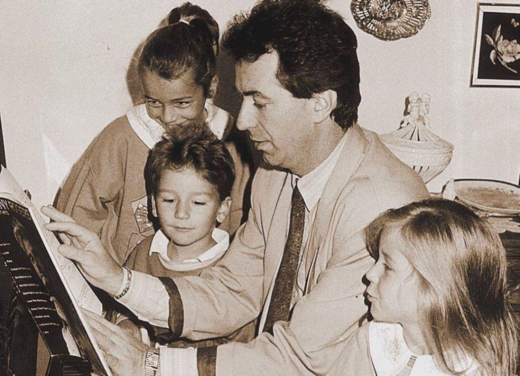 Tomislav Ivčić sa svojom djecom - kćerkama Izabelom i Kristinom, te sinom Ivanom
