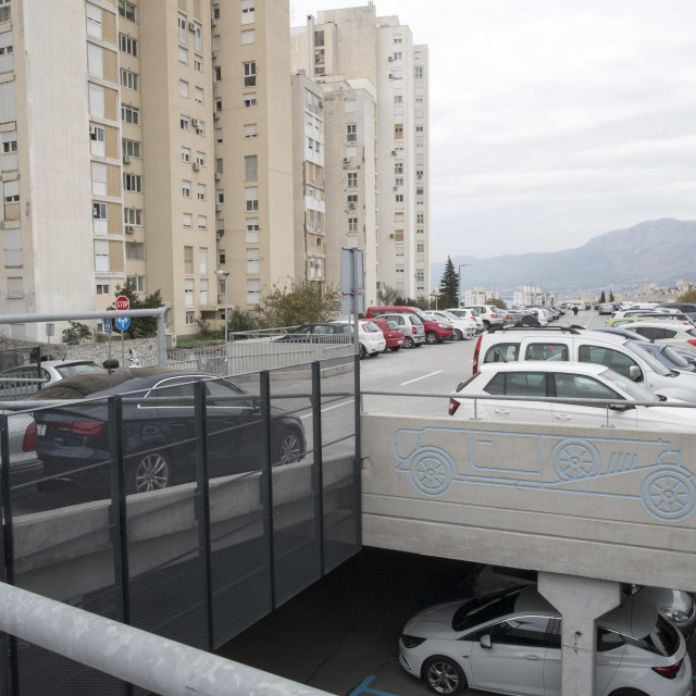 Naplata parkirnih mjesta na objema etažama garaže na Sućidru izazvala je burne reakcije stanara 