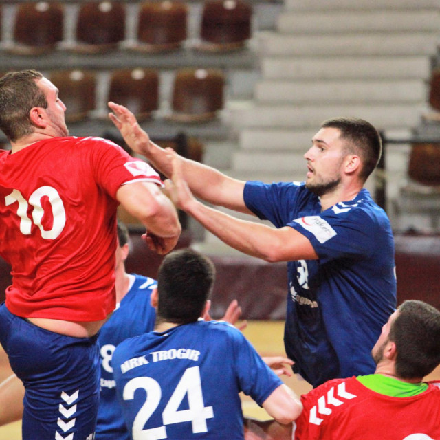 Luka Bevanda (crveni dres, 10/RKHM Dubrovnik) protiv Trogira u prvom dijelu natjecanja u skupini &amp;#39;B&amp;#39;, u Gospinom polju