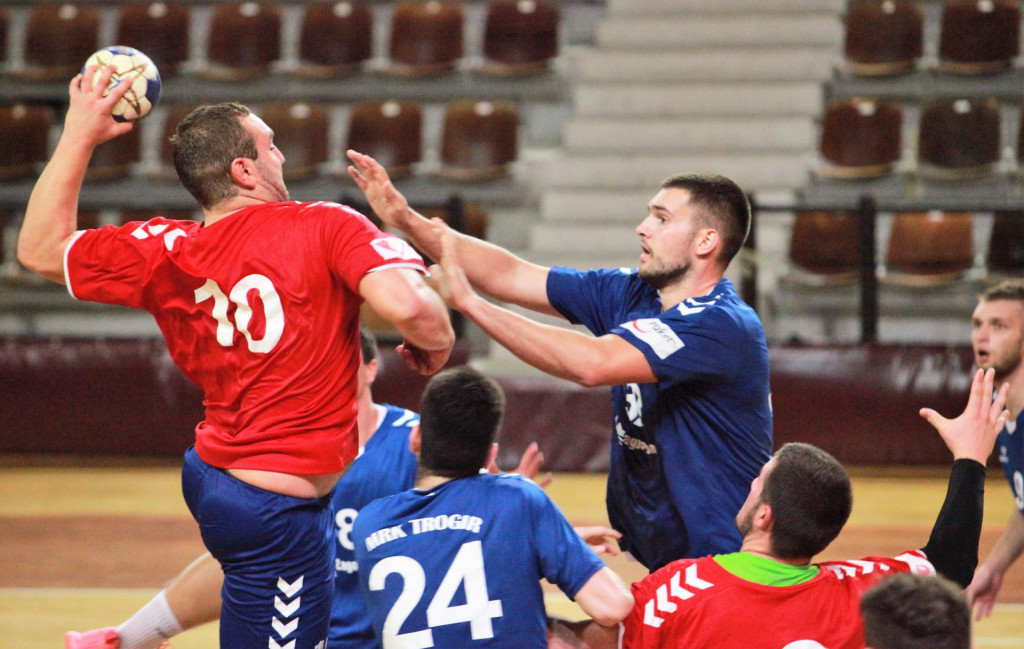 Luka Bevanda (crveni dres, 10/RKHM Dubrovnik) protiv Trogira u prvom dijelu natjecanja u skupini &amp;#39;B&amp;#39;, u Gospinom polju