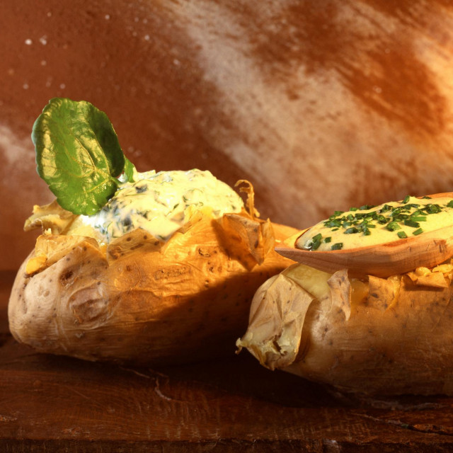 Pečeni krumpir uz umak po izboru i bogatu salatu može biti savršen samostalni obrok