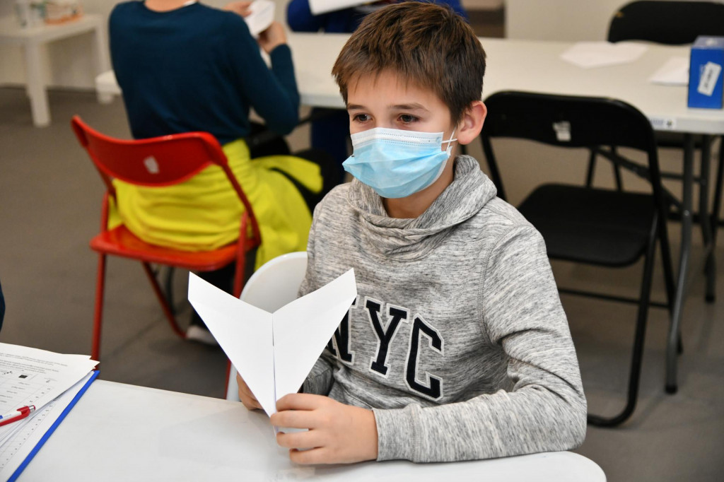 Mališpani su se u Centru za mlade okušali u izradi papirnatih aviona