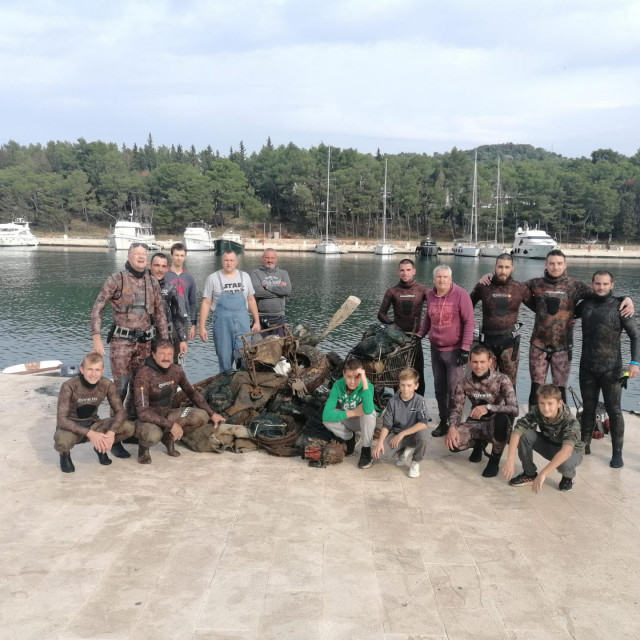 Članovi ŠRU-a &amp;#39;Šarag&amp;#39; s izvučenim otpadom iz podmorja gradske luke u Starom Gradu - Farosu