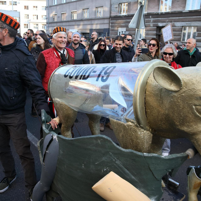 Josip Mateša, samouki pučki umjetnik iz Vodica, došao je na prosvjed u Zagreb s COVID-om 19 u obliku zlatnog teleta&lt;br /&gt;
 