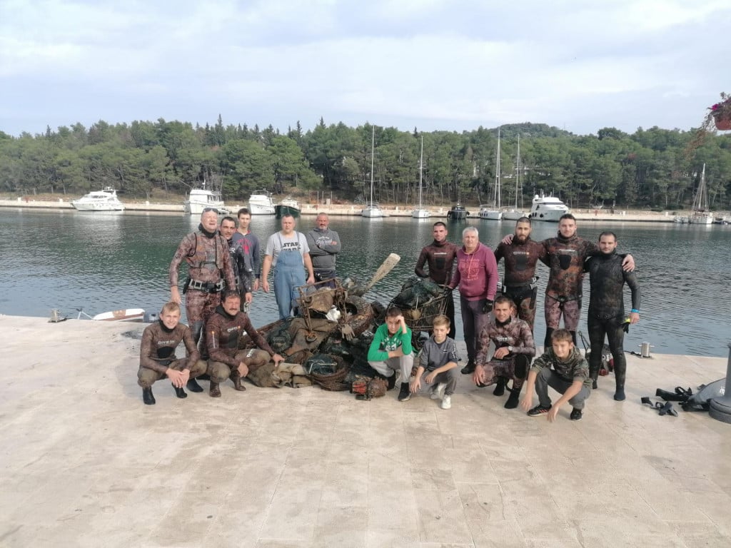Članovi ŠRU-a &amp;#39;Šarag&amp;#39; s izvučenim otpadom iz podmorja gradske luke u Starom Gradu - Farosu