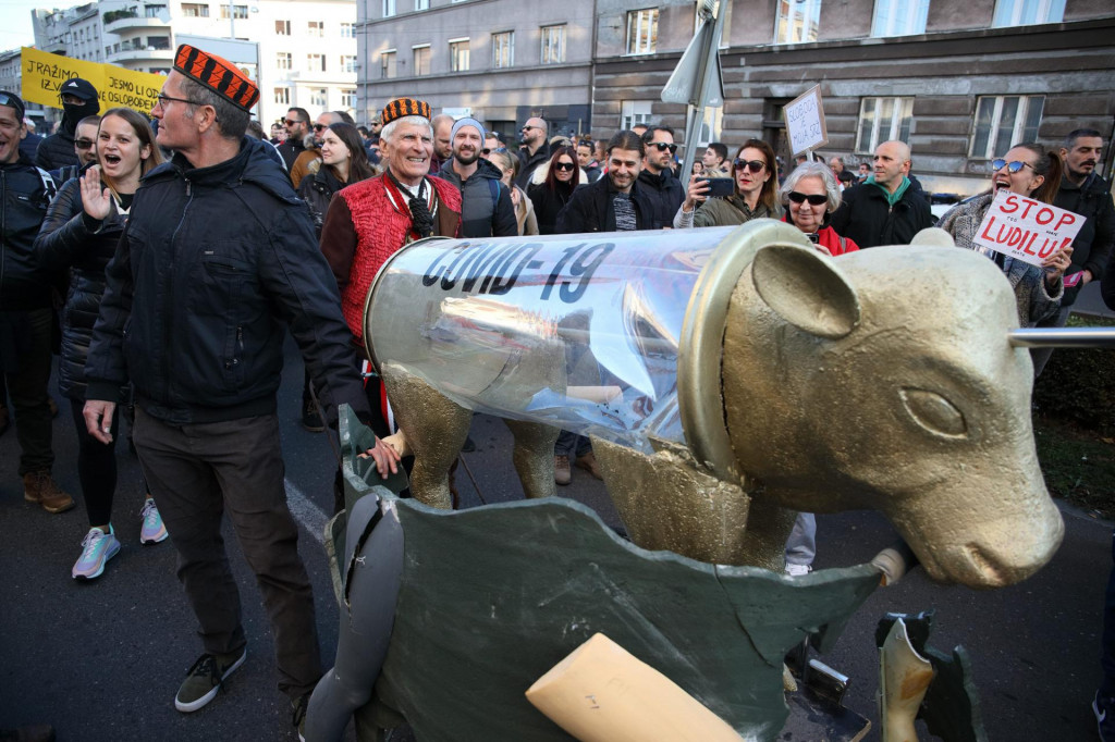 Josip Mateša, samouki pučki umjetnik iz Vodica, došao je na prosvjed u Zagreb s COVID-om 19 u obliku zlatnog teleta&lt;br /&gt;
 