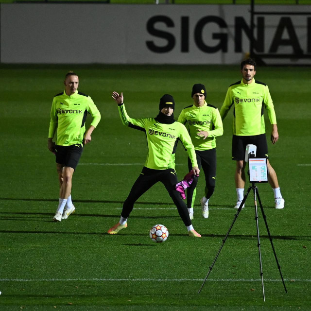 Dortmund players (L-R), Dortmund�s German midfielder Marius Wolf, Dortmund&amp;#39;s German forward Marco Reus, Dortmund&amp;#39;s Belgian forward Thorgan Hazard and Dortmund&amp;#39;s German defender Mats Hummels attend a training session in Dortmund, western Germany on November 2, 2021, on the eve of the Champions League 1st round day 4 Group C football match Borussia Dortmund v Ajax. (Photo by Ina Fassbender/AFP)