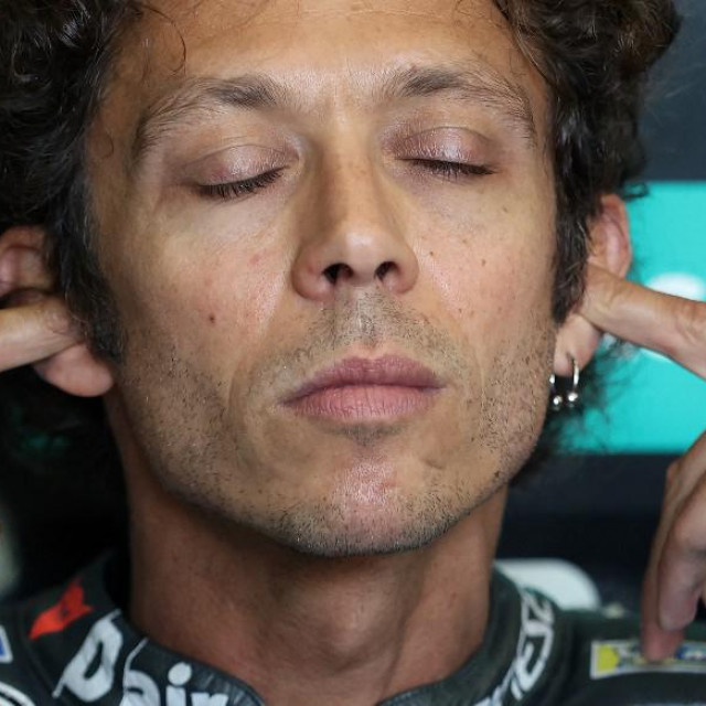 Rješenje za &amp;#39;COVID uho&amp;#39; ipak nije staviti prste u uši, na fotografiji je&lt;br /&gt;
talijanski moto vozač Valentino Rossi