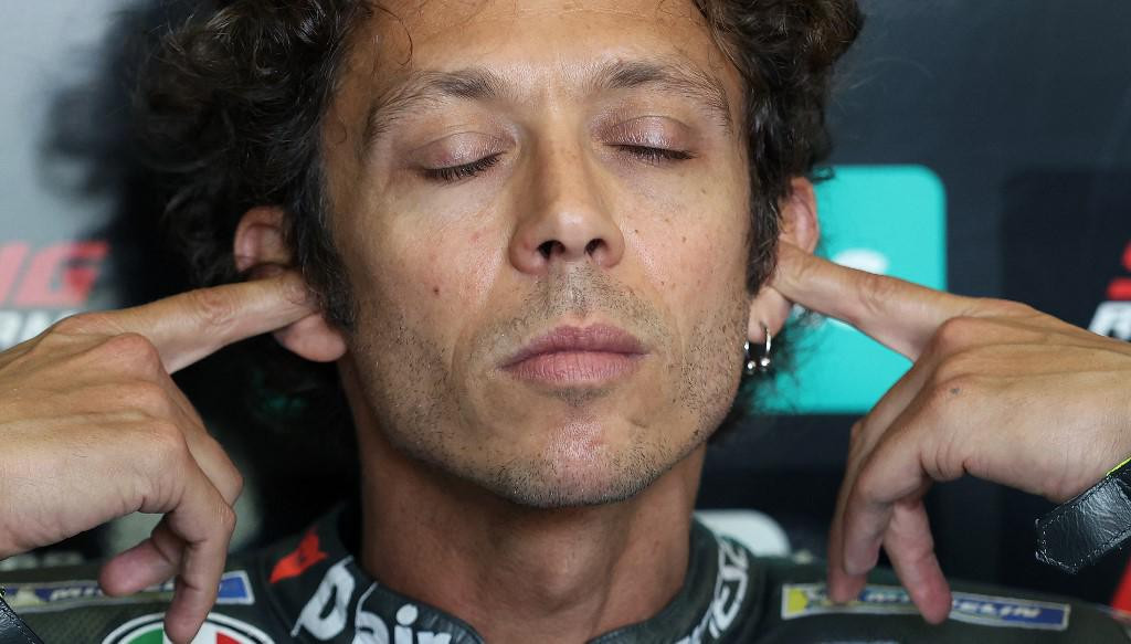 Rješenje za &amp;#39;COVID uho&amp;#39; ipak nije staviti prste u uši, na fotografiji je&lt;br /&gt;
talijanski moto vozač Valentino Rossi