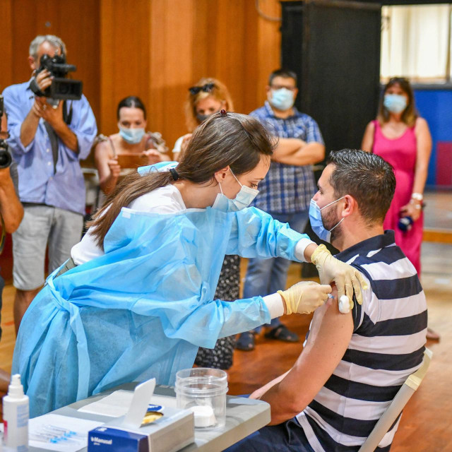 Stozer civilne zastite Dubrovacko-neretvanske zupanije uputio je javni poziv za cijepljenje protiv koronavirusa u sportskoj dvorani. Potrebna je samo zdravstvena iskaznica