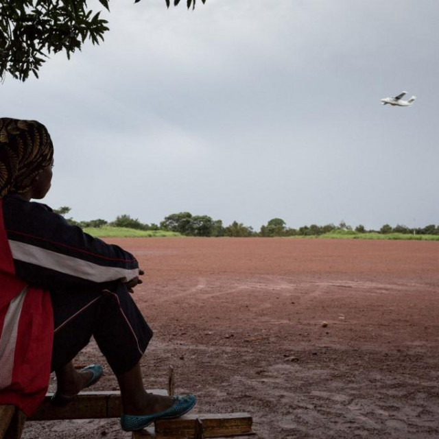 A young Central African woman watches a plane taking off on August 23, 2017 at Bangassou airport, south-eastern Central African Republic. (Photo by ALEXIS HUGUET/AFP)