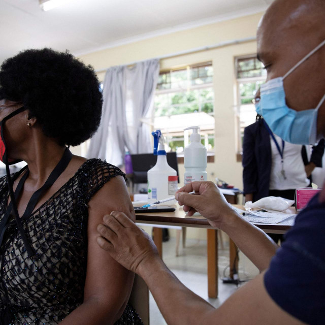 Cijepljenje zdravstvene radnice u Južnoj Africi - procijepljenost u toj zemlji je manja od 25 posto