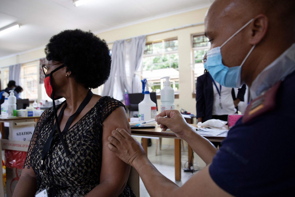 Cijepljenje zdravstvene radnice u Južnoj Africi - procijepljenost u toj zemlji je manja od 25 posto