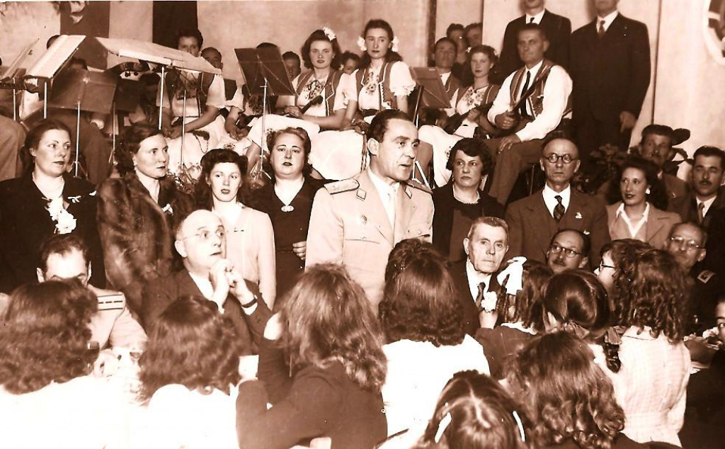 Ljubo Ilić među slovenskim iseljenicima Društva &amp;#39;Triglav&amp;#39; u Rosariju u Argentini 1947. 