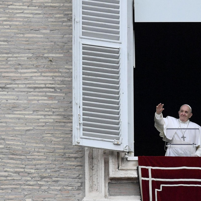 Pope Francis delivers the Sunday Angelus prayer from the window of his study overlooking St.Peter&amp;#39;s Square at the Vatican on November 28, 2021. (Photo by Filippo MONTEFORTE/AFP)