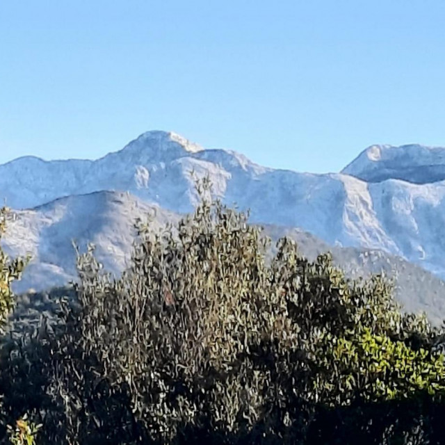 Pogled na snježni pokrivač na Bjelotini i crnogorskim brdima iz Mikulića