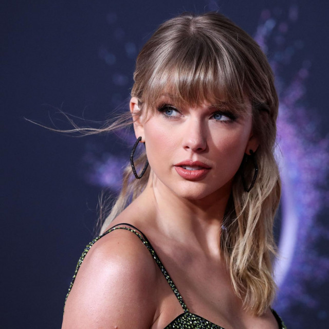 LOS ANGELES, CALIFORNIA, USA - NOVEMBER 24: Singer Taylor Swift wearing a Julien Macdonald dress, Casadei boots, and Ofira jewelry arrives at the 2019 American Music Awards held at Microsoft Theatre L.A. Live on November 24, 2019 in Los Angeles, California, United States. (Photo by Xavier Collin/Image Press Agency/NurPhoto) (Photo by Image Press Agency/NurPhoto/NurPhoto via AFP)