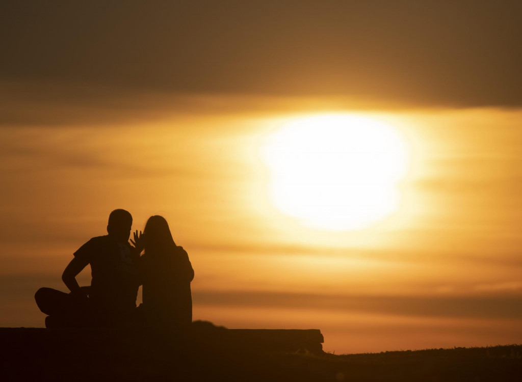 Split, 281021.&lt;br /&gt;
Zaljubljeni par na Katalinica brigu uziva u zalasku sunca.&lt;br /&gt;