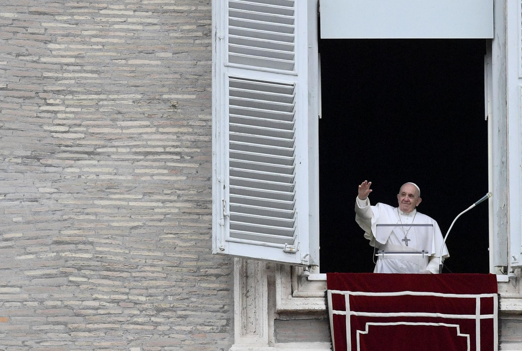 Pope Francis delivers the Sunday Angelus prayer from the window of his study overlooking St.Peter&amp;#39;s Square at the Vatican on November 28, 2021. (Photo by Filippo MONTEFORTE/AFP)