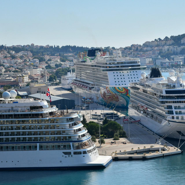 Koncem listopada u Luku Dubrovnik uplovila su tri kruzera sa 6000 putnika