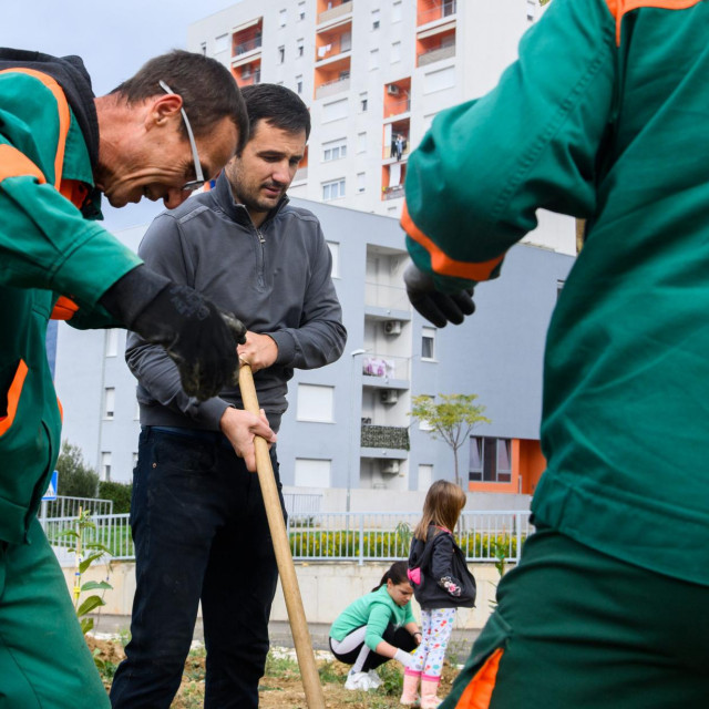 Siniša Gašparević zajedno s radnicima &amp;#39;Parkova i nasada&amp;#39; u sklopu kampanje ”Zasadi stablo, ne budi panj” na akciji na Kili