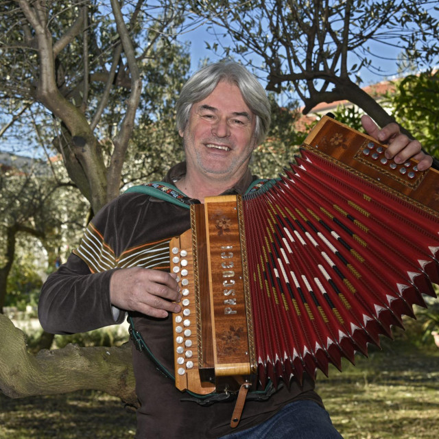 Najstariji je svirač harmonike trieštine u Dalmaciji, pa i u svojoj maslinadi&lt;br /&gt;
 