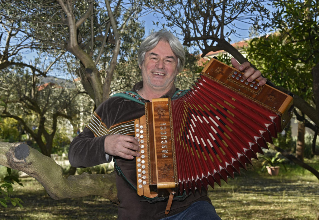 Najstariji je svirač harmonike trieštine u Dalmaciji, pa i u svojoj maslinadi&lt;br /&gt;
 